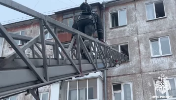 Фото: В Кемерове огнеборцы спасли 15 человек во время пожара в пятиэтажке на улице Красной 1
