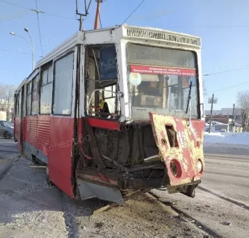 Фото: В Кемерове грузовик врезался в трамвай 1