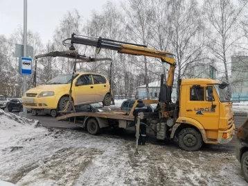 Фото: В Кемерове прошёл рейд по парковкам: машины нарушителей увезли на эвакуаторе 1