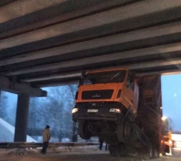 Фото: В Кузбассе грузовик зацепился кузовом за мост 1