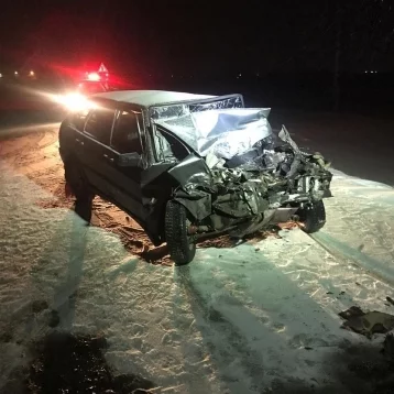 Фото: В Кузбассе грузовик смял легковое авто, водитель получил тяжёлые травмы 1