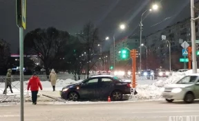 На кемеровском перекрёстке водитель Toyota сбил девушку и снёс ограждение и знак
