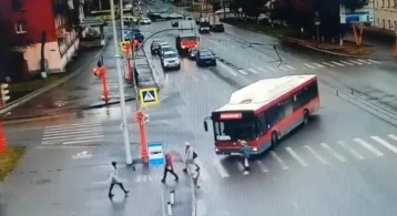 Фото: В Кемерове автобус сбил пенсионерку: водитель скрылся с места ДТП 1