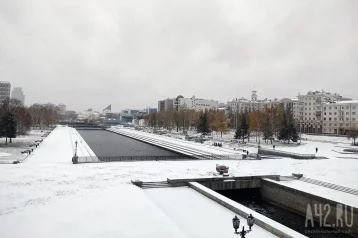 Фото: В Екатеринбурге прохожие заметили ребёнка, гуляющего в носках по снегу рядом с мамой 1