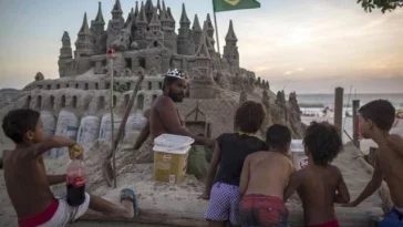 Фото: Мужчина 22 года живёт в замке из песка, который построил сам 3