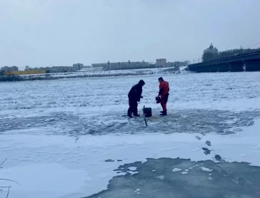 Фото: Рыбак застрял на неокрепшем льду посреди реки в Кузбассе 1