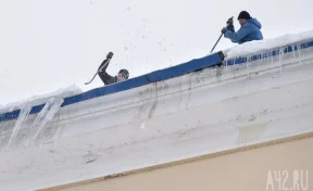 В Санкт-Петербурге под рухнувшей с крыши глыбой льда погиб молодой мужчина