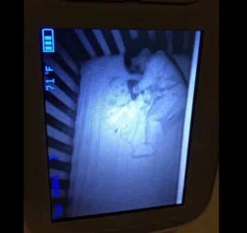 Фото: Женщина была шокирована, когда увидела «призрака» в кроватке своего ребёнка  1