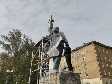 Фото: В Кемерове приступили к реставрации монумента Воину-освободителю в Кировском районе 4