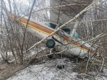 Фото: Частный самолёт совершил жёсткую посадку в Новосибирске: он получил повреждения 1