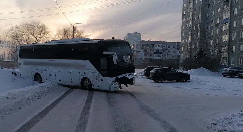 В Кузбассе автоинспекторы перекрыли дорогу чтобы вытащить из сугроба автобус