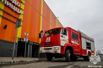 Фото: Пожарные приехали на ненастоящий вызов к ТЦ в Новокузнецке 1
