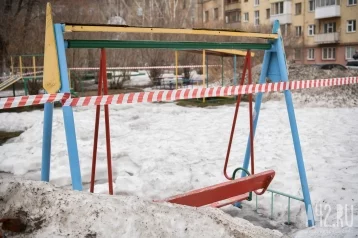 Фото: В Ульяновске башенный кран упал на детскую площадку  1
