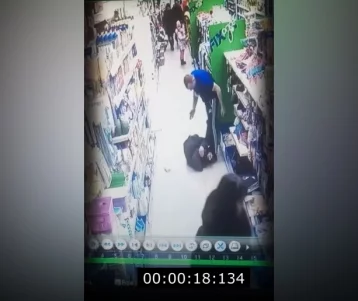 Фото: Видео избиения посетителей кемеровского магазина охранником появилось в Сети 1