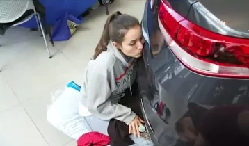 Фото: Американка 50 часов целовала машину, чтобы получить новую Kia 1