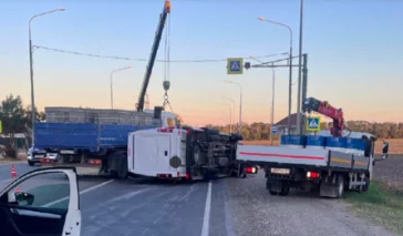 Фото: Водитель заснул за рулём: под Анапой перевернулся пассажирский микроавтобус  3