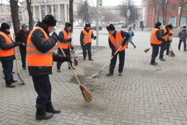 Фото: Заключённых начали привлекать к уборке снега в Кемерове 3