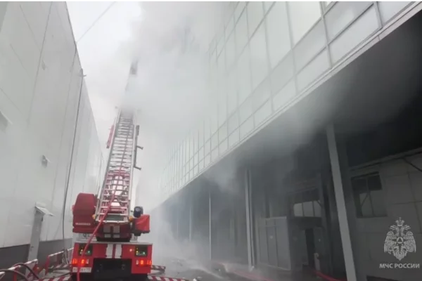 В МЧС показали, как тушат пожар в БЦ «Варшавская Плаза»