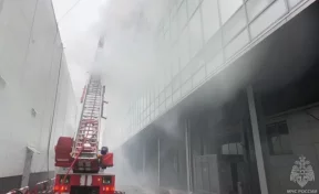 В МЧС показали, как тушат пожар в БЦ «Варшавская Плаза»