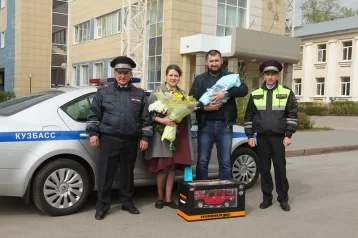 Фото: В Кемерове полицейские доставили рожавшую женщину в перинатальный центр 1