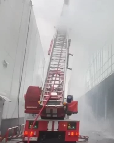 В МЧС показали, как тушат пожар в БЦ «Варшавская Плаза»