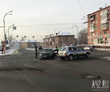 Фото: В Кемерове водитель иномарки устроил ДТП на оживлённом перекрёстке 1