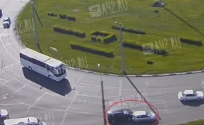 Перепутал педали: странное ДТП с новокузнецкого кольца попало на видео