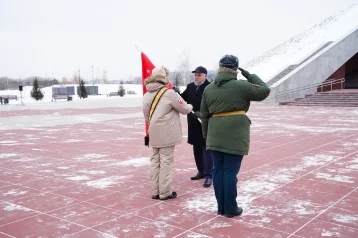 Фото: В Кемерове у памятника Воину-освободителю установили почётный караул. Его будут нести 15 человек 1