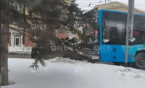 В Кемерове на Советском проспекте столкнулись легковой автомобиль и автобус