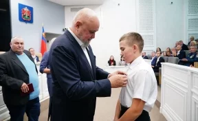 В Кузбассе школьника, спасшего детей из горящего дома, наградили третьей медалью