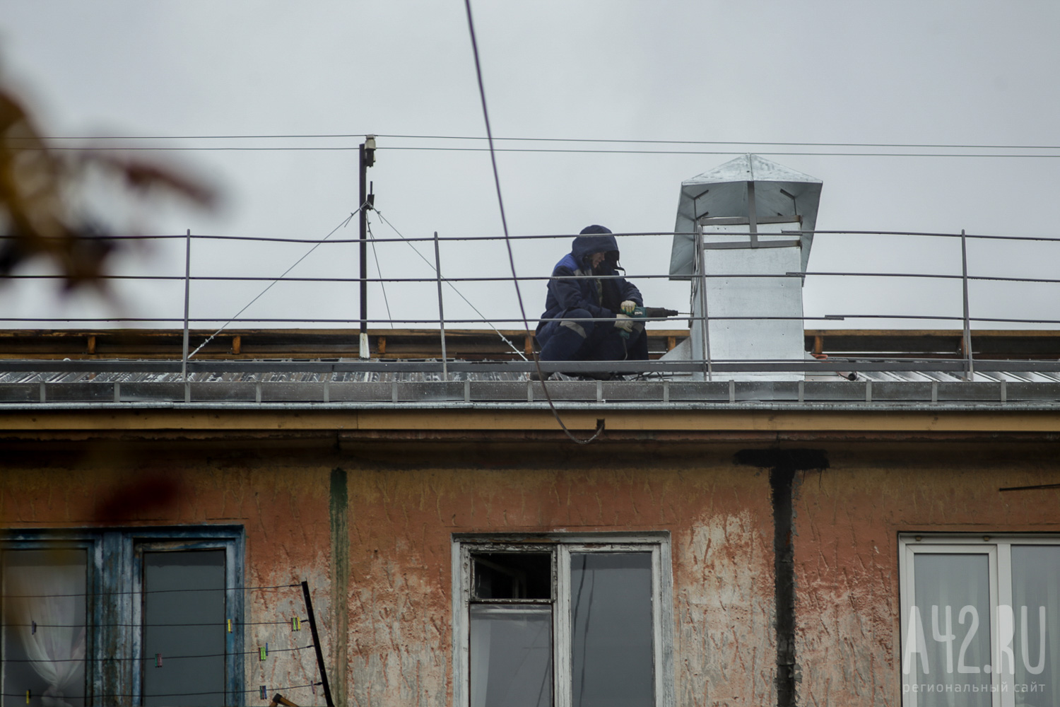 Глава Кузбасса поручил мэру Междуреченска доложить об инциденте с крышей дома, пострадавшей от ветра во время ремонта
