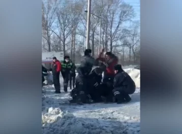 Фото: В Прокопьевске женщина напала на сотрудников ДПС: происшествие попало на видео 1