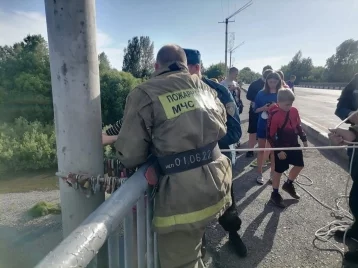Фото: В Кузбассе две девочки застряли на опорной колонне моста: снимать детей пришлось спасателям 1