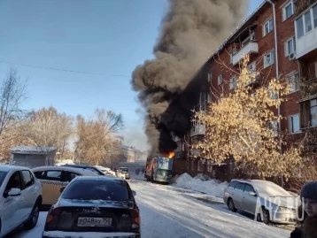 Фото: В Кемерове полыхал грузовик, припаркованный под окнами дома: пожарным пришлось вскрывать балкон 5