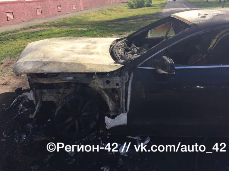 Фото: В Ленинском районе Кемерова сгорела дорогая иномарка 8