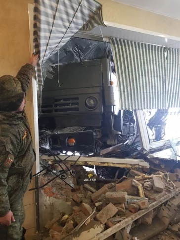 Фото: На трассе Новосибирск — Кемерово военный грузовик протаранил здание кафе 2
