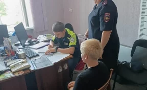 Двое 11-летних мальчиков катались на мопеде в кузбасском городе: родителей оштрафовали