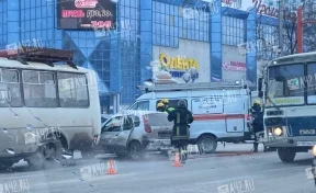 В Кемерове возле «Променада-1» произошло ДТП с легковушкой и автобусом