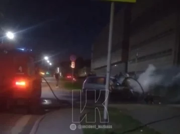 Фото: Пожар в автомобиле на Радуге в Кемерове попал на видео 1