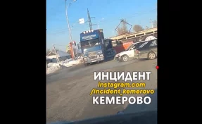 В Кемерове ДТП с трамваем и грузовиком парализовало движение на улице Нахимова