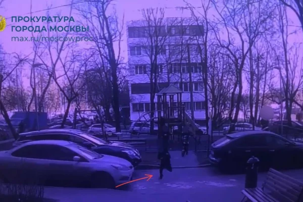 Водитель сбил ребёнка во дворе жилого дома на юге Москвы