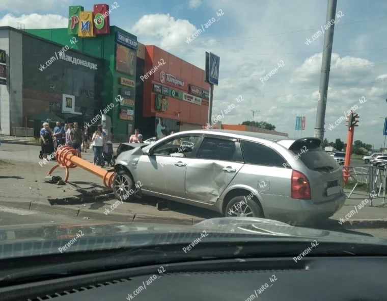 Фото: В Кемерове автомобиль после ДТП снёс светофор  2