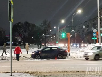 Фото: На кемеровском перекрёстке водитель Toyota сбил девушку и снёс ограждение и знак 1