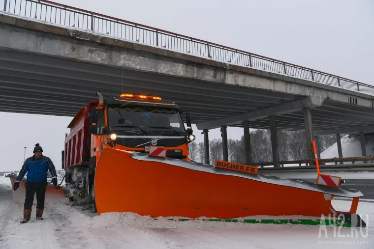 Фото: Дороги, спецтехника и сугробы: как в Кемерове убирают снег 24