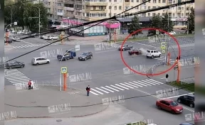 В Кемерове на проспекте Ленина столкнулись УАЗ и Ford: момент жёсткого ДТП попал на видео