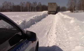 В Кузбассе сотрудники ГИБДД помогли водителю из Кировской области