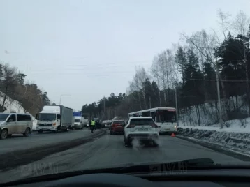 Фото: В Кемерове на Логовом из-за ДТП с автобусом образовалась пробка 1