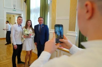 Фото: Илья Середюк вручил областные награды игрокам ХК «Кузбасс» 3