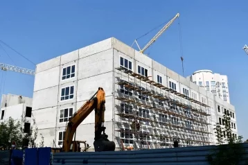 Фото: «Строители работают круглосуточно»: мэр Новокузнецка рассказал о ходе строительства школы почти за 2 млрд рублей 1