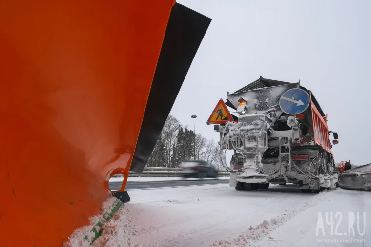 Фото: Дороги, спецтехника и сугробы: как в Кемерове убирают снег 25